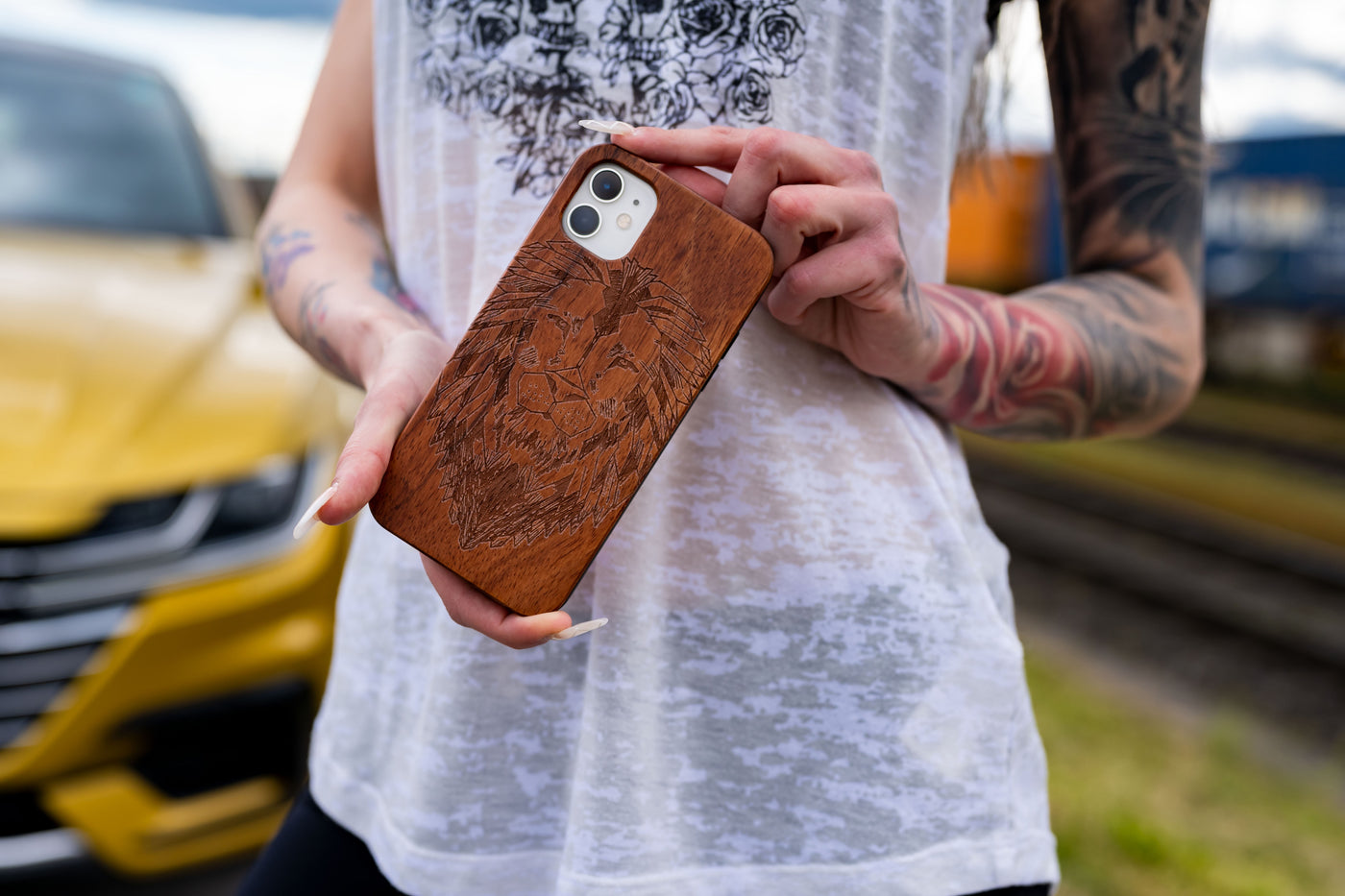 Holz Handyhülle, Handyhülle Holz, Echtholzhandyhülle, Echtholz, Nachhaltig, Natur, Individuelle Gravuren, Handyhülle selbst gestalten, designen, Individuelle Handyhülle, Holzbearbeitung, Iphone, Apple, Samsung, Google, Pixel, Xiaomi, Bilder, Logos, Texte