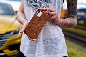 Holz Handyhülle, Handyhülle Holz, Echtholzhandyhülle, Echtholz, Nachhaltig, Natur, Individuelle Gravuren, Handyhülle selbst gestalten, designen, Individuelle Handyhülle, Holzbearbeitung, Iphone, Apple, Samsung, Google, Pixel, Xiaomi, Bilder, Logos, Texte